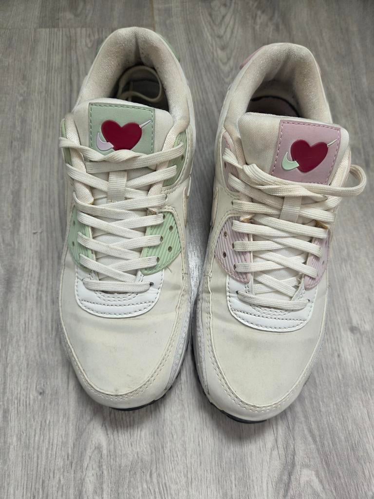 Nike Air Max sneakers met hartjes, Kleding | Dames, Schoenen, Verzenden, Zo goed als nieuw, Zwart, Sneakers of Gympen