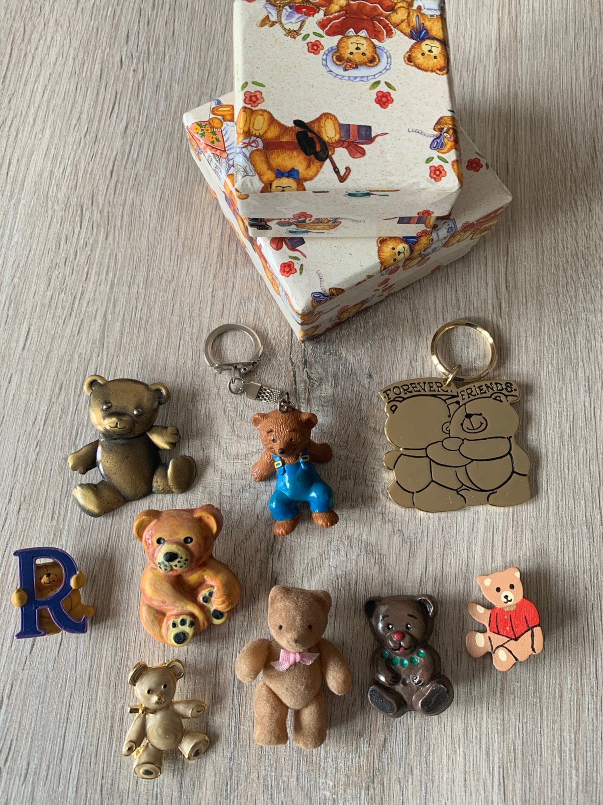 Beren broches en sleutelhangers+ 2 doosjes., Ophalen of Verzenden, Zo goed als nieuw, Stoffen beer, Overige merken