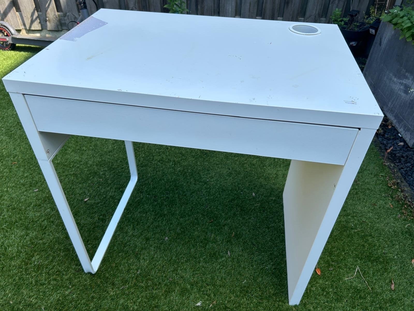 IKEA Micke Bureau Wit met Lade en Kabelgoot, Huis en Inrichting, Bureaus, Gebruikt, Met lades, Spaanplaat of MDF, Ophalen of Verzenden