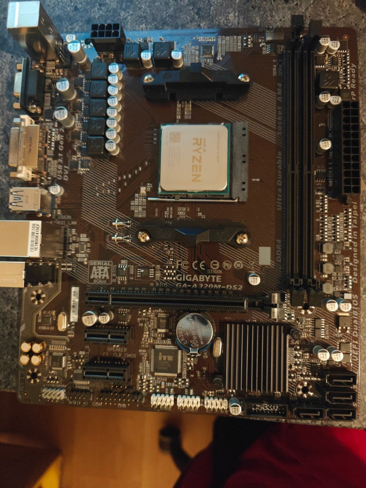 Gigabyte GA-A320M-DS2 Moederbord met AMD Ryzen 2600, Computers en Software, Moederborden, Gebruikt, DDR4, Ophalen of Verzenden