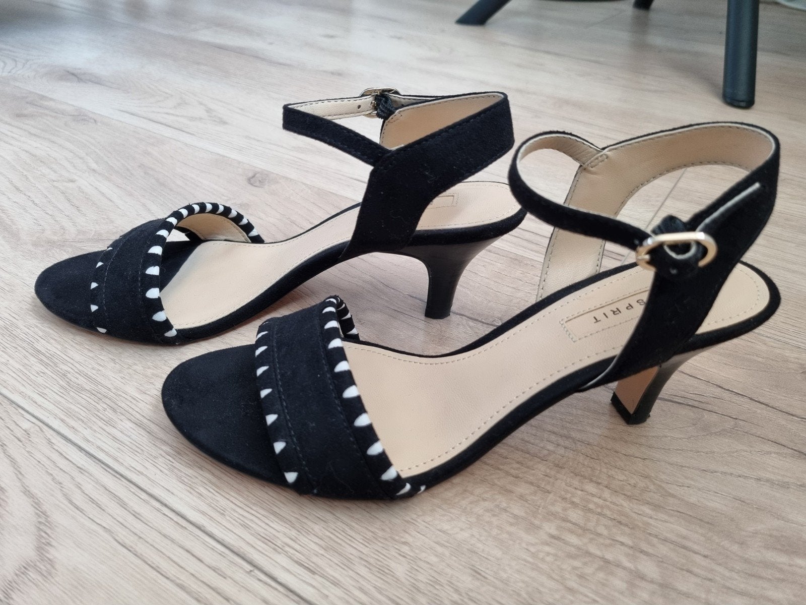 Zgan: Leren Esprit Sandalen met hak - Maat 38, Zwart, Zo goed als nieuw, Esprit, Sandalen of Muiltjes