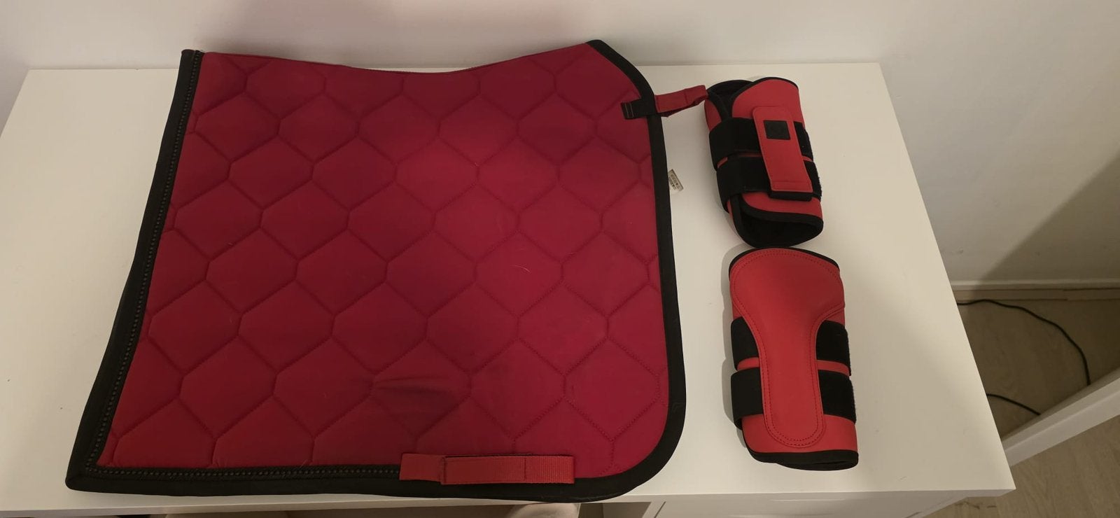 QHP rood setje dekje dressuur full + beenbeschermers M, Dressuurdekje, QHP, Rood, Zo goed als nieuw