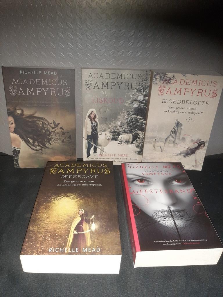 Academicus Vampyrus serie - 5 boeken Richelle Mead, Boeken, Ophalen of Verzenden, Gelezen, Richelle Mead