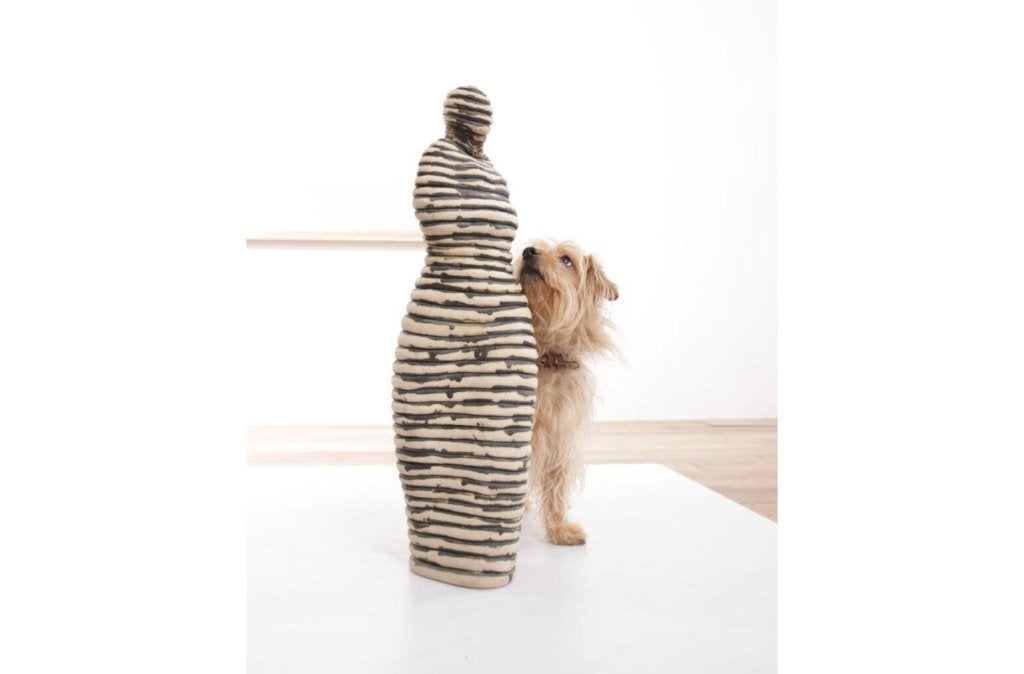 Andrea Dogterom - Ceramic Sculpture Women in Stripes, Antiek en Kunst, Kunst | Beelden en Houtsnijwerken, Ophalen, Handgemaakt