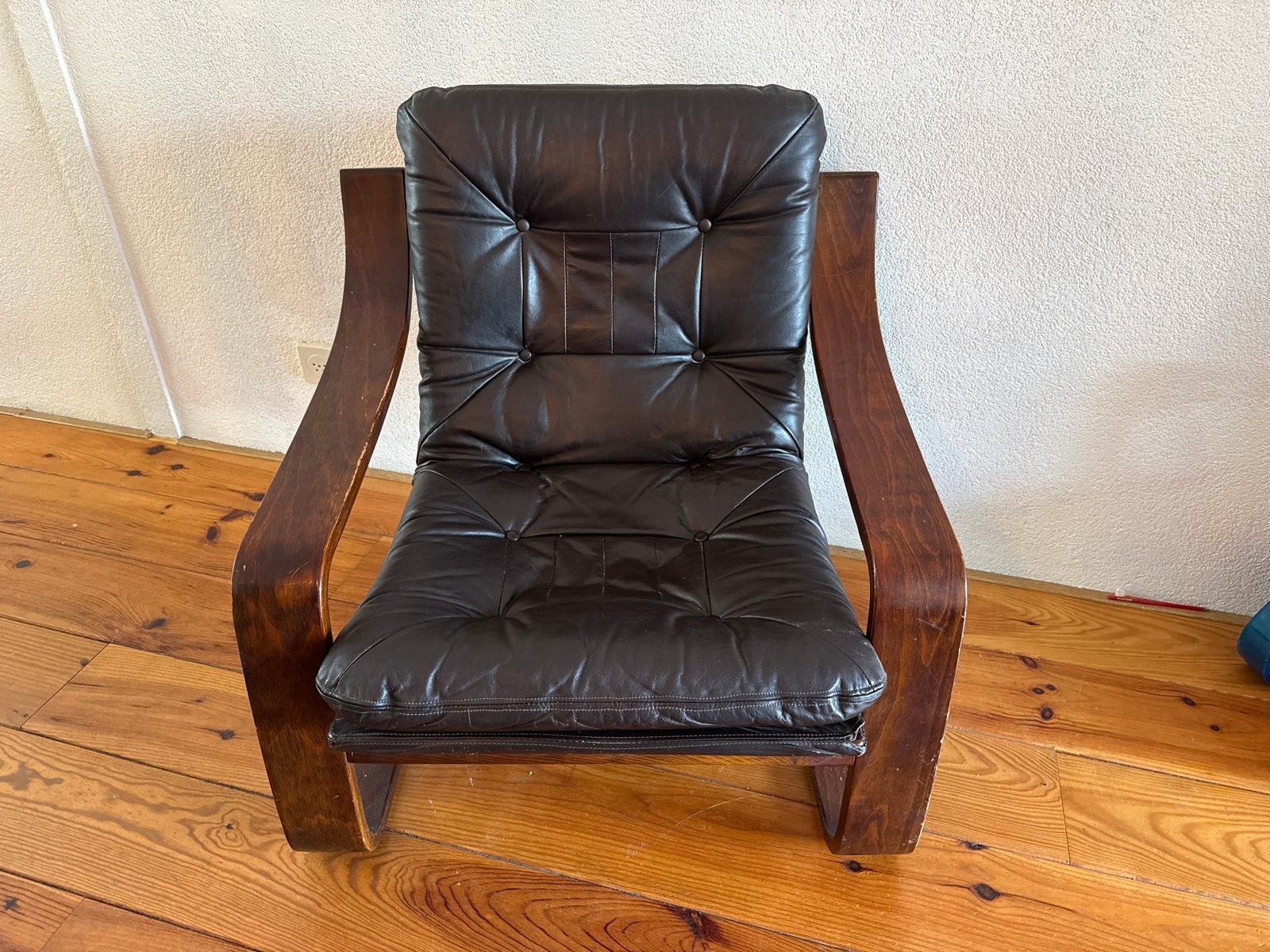 Vintage fauteuil met donkerbruin leer en houten frame, Huis en Inrichting, Gebruikt, 75 tot 100 cm, Ophalen of Verzenden, 50 tot 75 cm