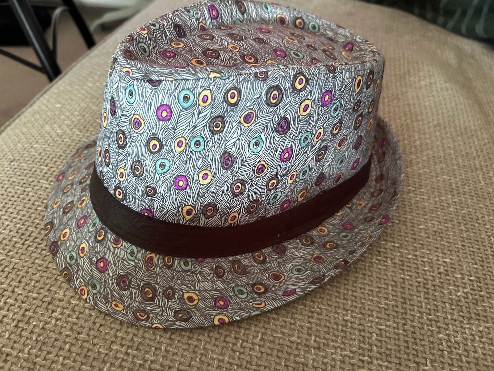 Stijlvolle Hoed met Pauwenveren print 1 maat pauw, Ophalen of Verzenden, Zo goed als nieuw, One size fits all, Hoed