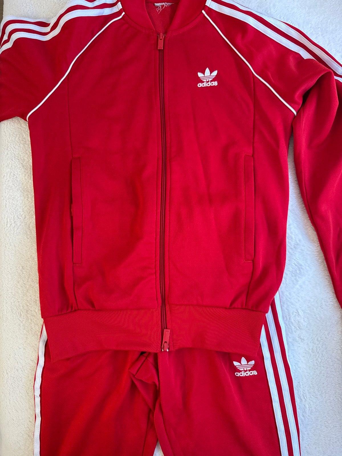 Nieuw Adidas trainingspak rood met witte strepen, Ophalen of Verzenden, Nieuw, Rood