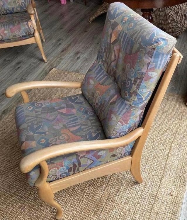 Comfortabele fauteuil met houten frame en kleurrijke bekledi, Gebruikt, 75 tot 100 cm, Ophalen of Verzenden, 50 tot 75 cm