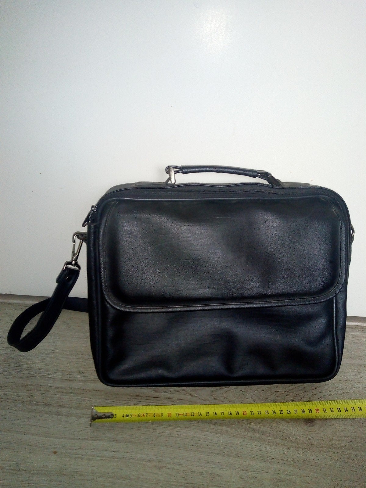 Nieuwe zwarte skai laptop tas
met o.a. vakken en draagband, Ophalen of Verzenden, 17 inch of meer, Nieuw