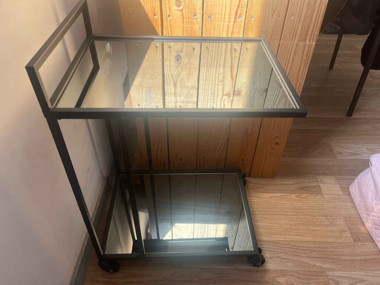 Stijlvolle bijzettafel met spiegelglas en wieltjes, Minder dan 55 cm, Metaal of Aluminium, Ophalen of Verzenden, Zo goed als nieuw