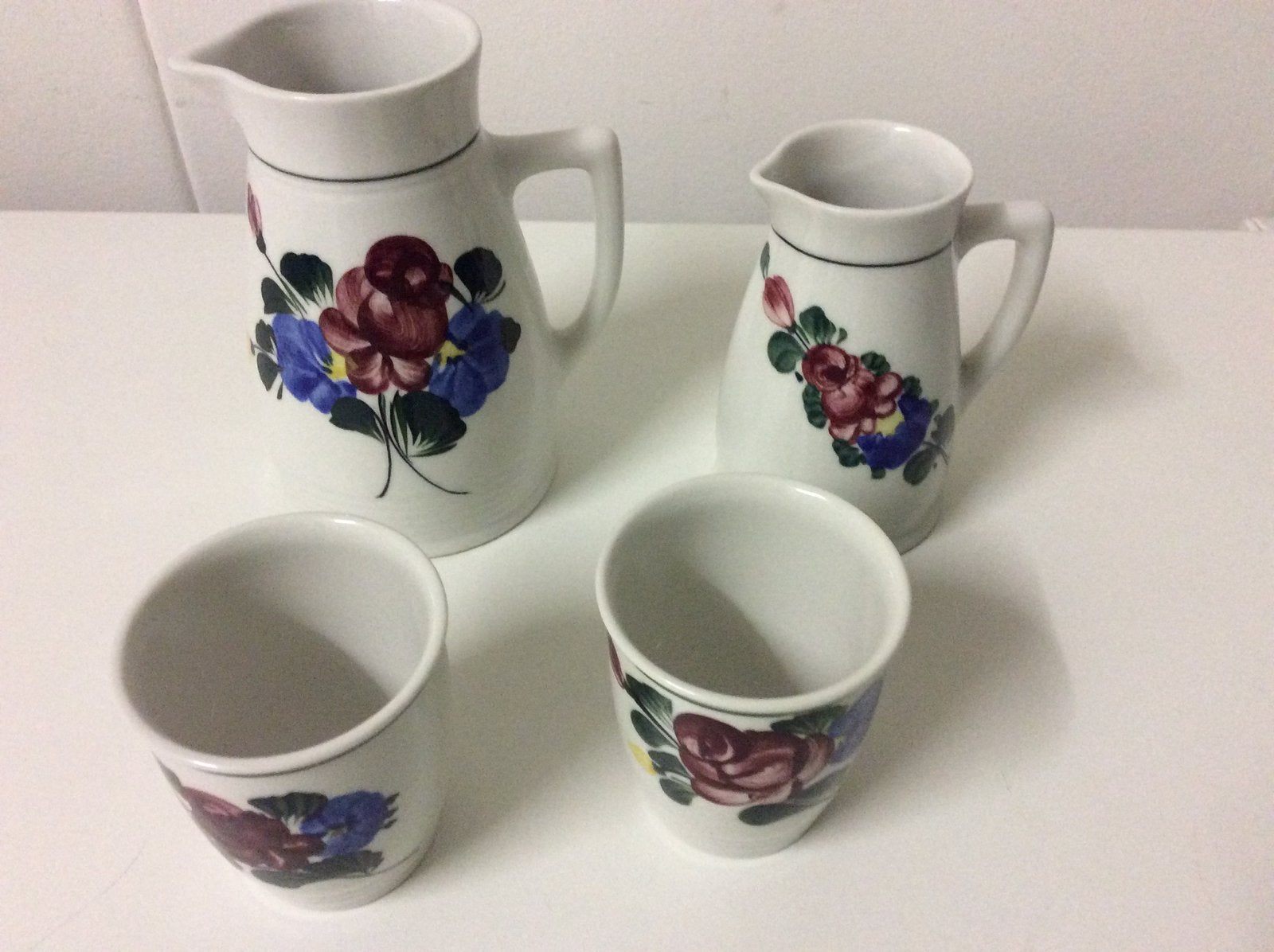 2wijnkannetje 14,5en12,5 cm en 2 bekertjes, Lilian Porcelann, Huis en Inrichting, Ophalen of Verzenden, Zo goed als nieuw, Porselein