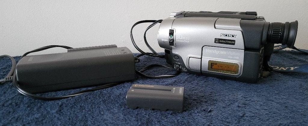 Video camera Sony CCD-TRV64E voor Hi8 + acculader, Verzenden, Overige soorten, Sony, 20x of meer