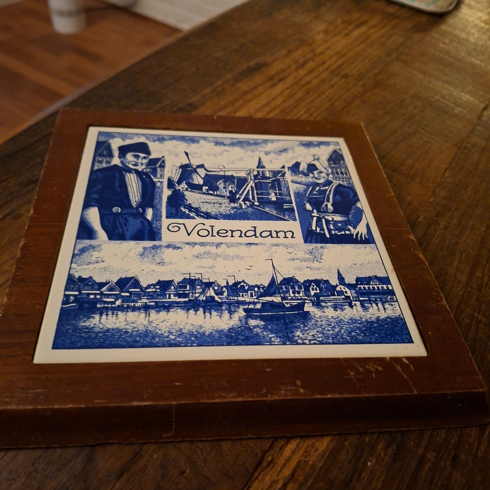 Tegel Volendam in Houten Omlijsting 19 cm groot, Antiek en Kunst, Antiek | Wandborden en Tegels, Ophalen of Verzenden