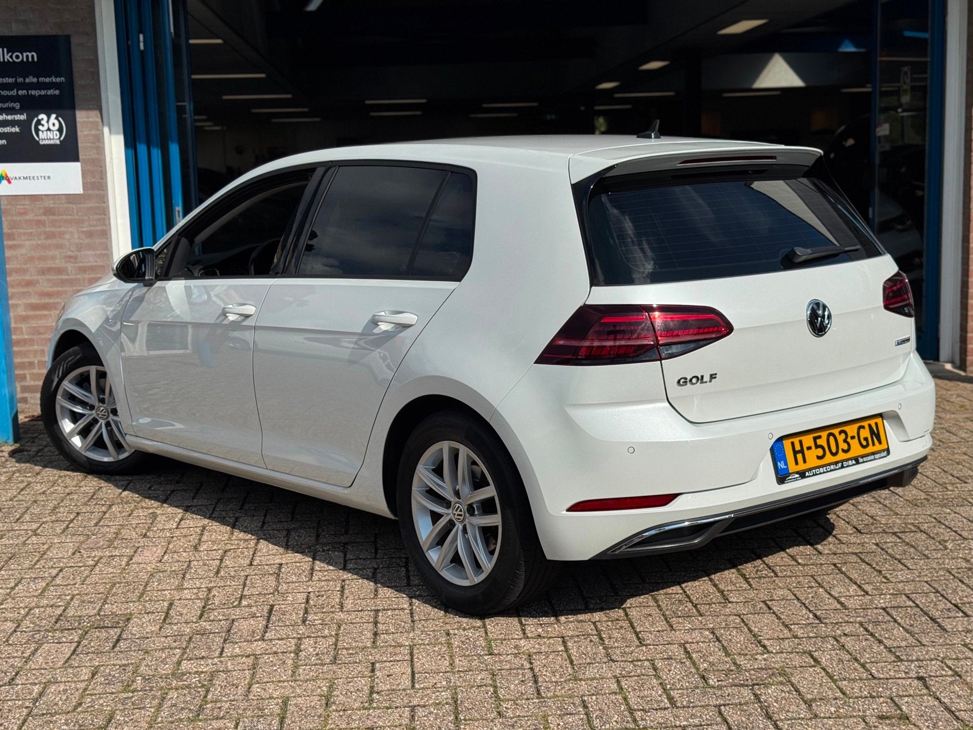 Volkswagen Golf 1.5 TSI Comfortline Business AUT CARPLAY NAP, Auto's, Dealer onderhouden, Stof, 4 cilinders, Wit