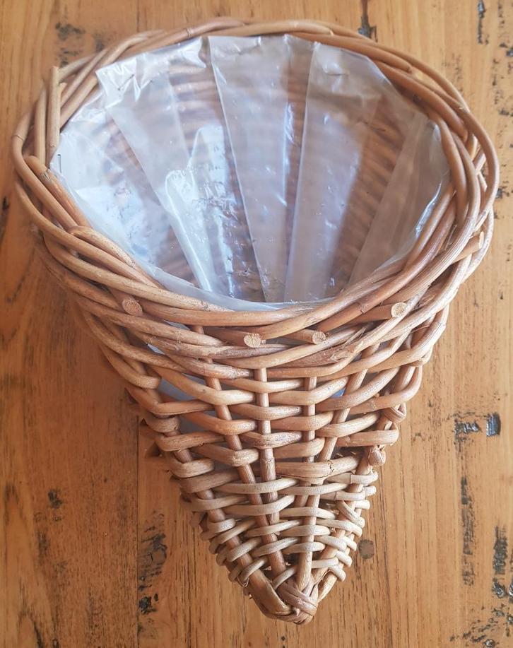 Rieten hang korfje / mandje, Huis en Inrichting, Woonaccessoires | Schalen en Manden, Gebruikt, -, Ophalen of Verzenden, Riet