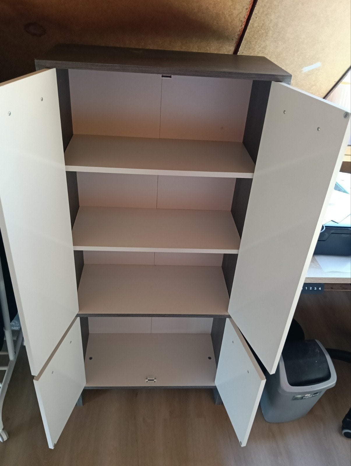 Moderne witte kast met 4 deuren en planken, Ophalen, 100 tot 150 cm, 50 tot 100 cm, Modern