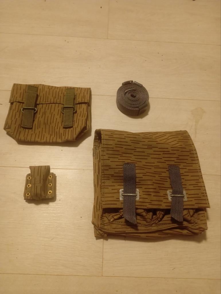 Tassen set ak47 magazijnen., Verzamelen, Militaria | Algemeen, Ophalen of Verzenden, Landmacht, Nederland, Overige typen