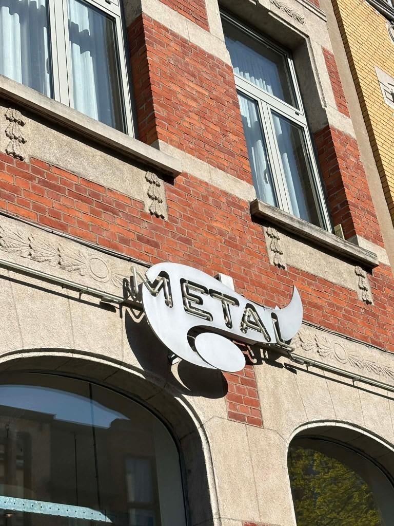 Neon Lichtreclame 'METAL' met aluminium logo, Verzamelen, Merken en Reclamevoorwerpen, Ophalen, Gebruikt, Lichtbak of (neon) lamp
