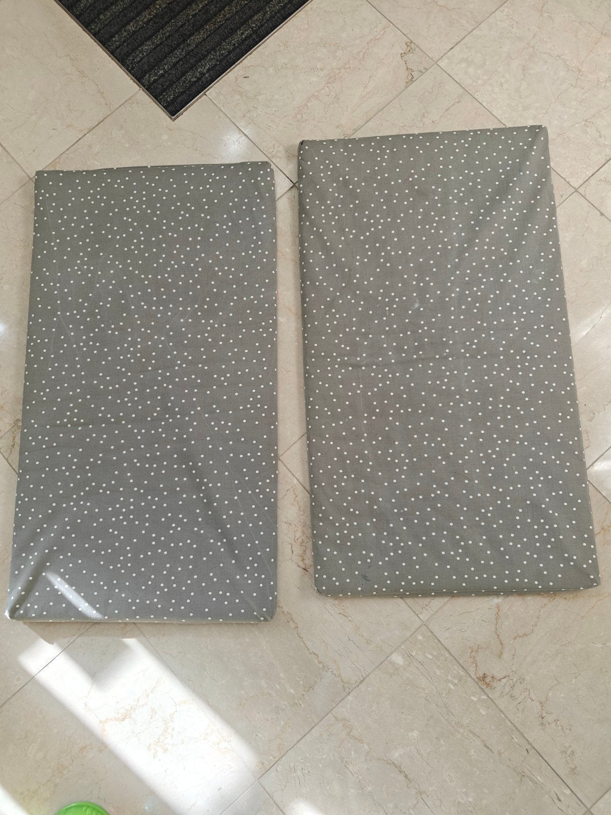 2 BÄNKKAMRAT Ikea bankkussens met stippenpatroon, 90x50x3 cm, Gebruikt, Ophalen of Verzenden, Grijs, Rechthoekig
