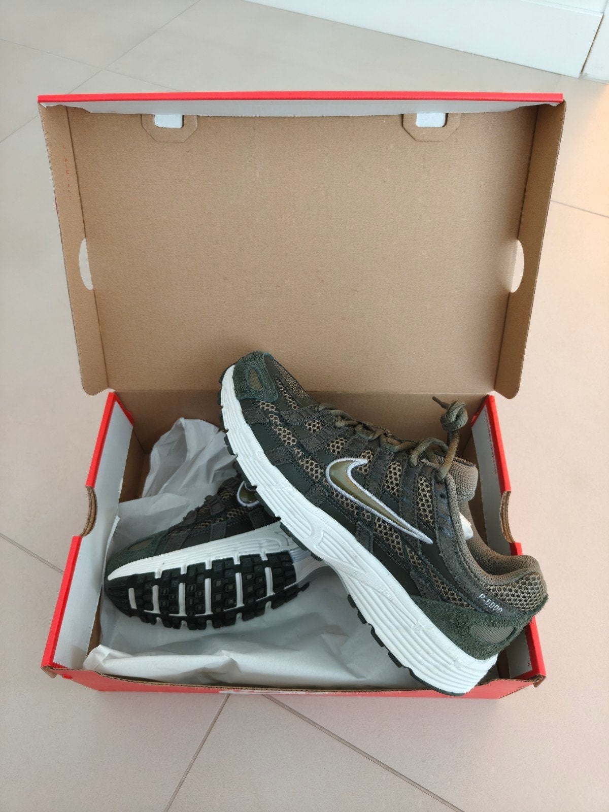Nike P-6000 SE Sequoia Heren Maat 42.5 NIEUW IN DOOS, Ophalen of Verzenden, Nieuw