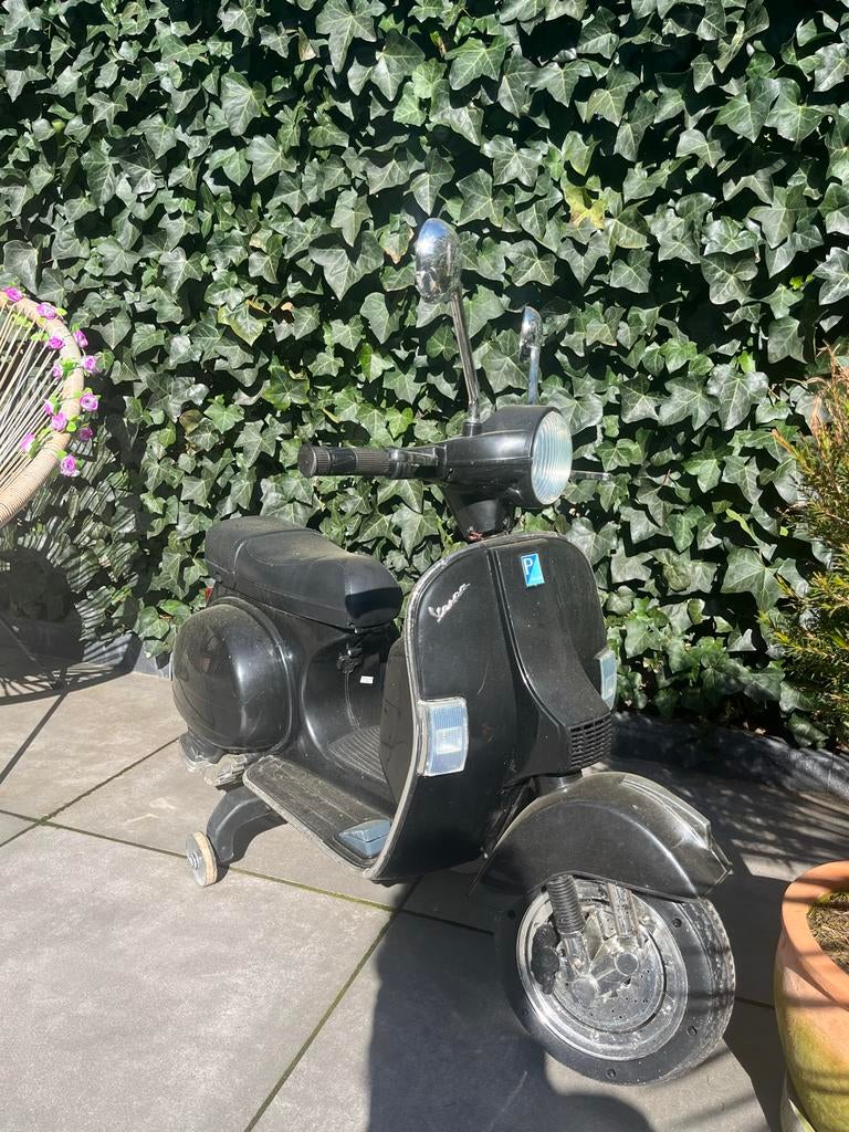 Elektrische Kinderscooter Vespa - Zwart, Kinderen en Baby's, Speelgoed | Buiten | Voertuigen en Loopfietsen, Ophalen, Gebruikt