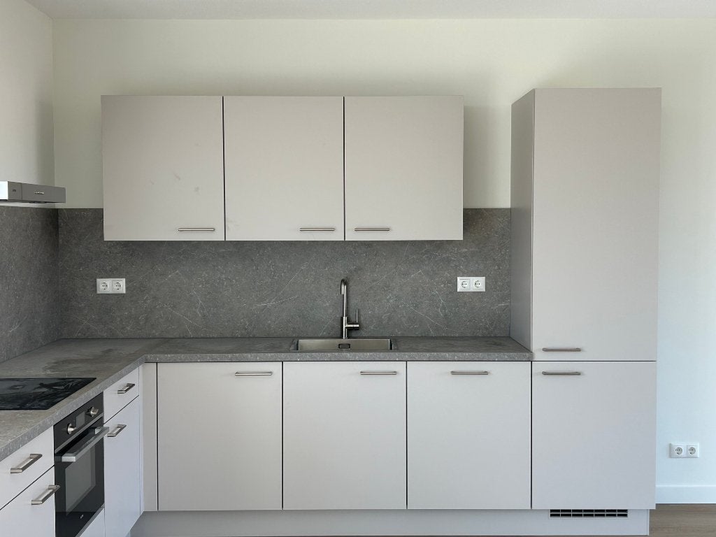Moderne, nieuwe hoekkeuken met inbouwapparatuur, Huis en Inrichting, Ophalen, Hoekkeuken, Nieuw, Overige kleuren