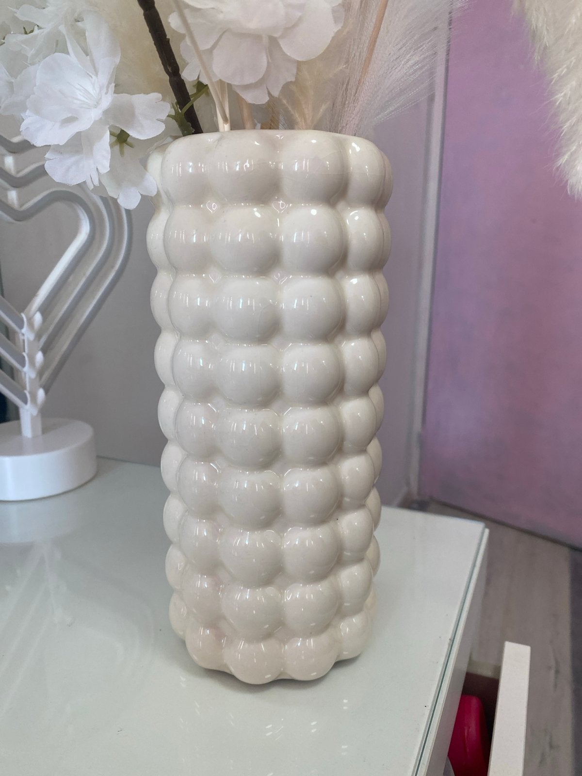 Witte vaas met bubbelstructuur en bloemen, Gebruikt, Wit, Inclusief decoratie, Ophalen of Verzenden