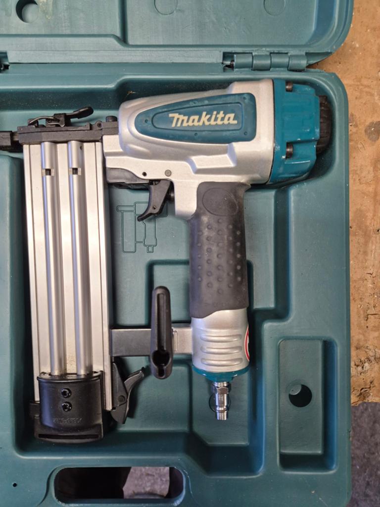 Makita tacker. In koffer. Als nieuw, Doe-het-zelf en Verbouw, Gereedschap | Handgereedschap, Ophalen of Verzenden, Gebruikt