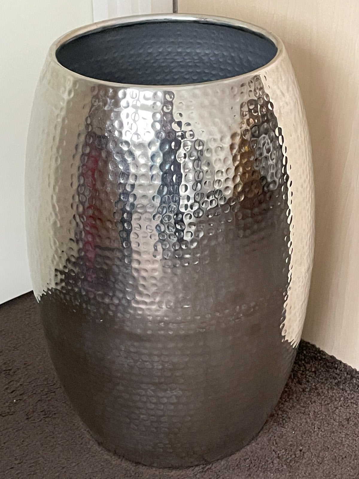 Grote zilverkleurige vaas, gehamerd design, 50 cm hoog, Ophalen, Gebruikt, Met patroon/structuur, Metaal