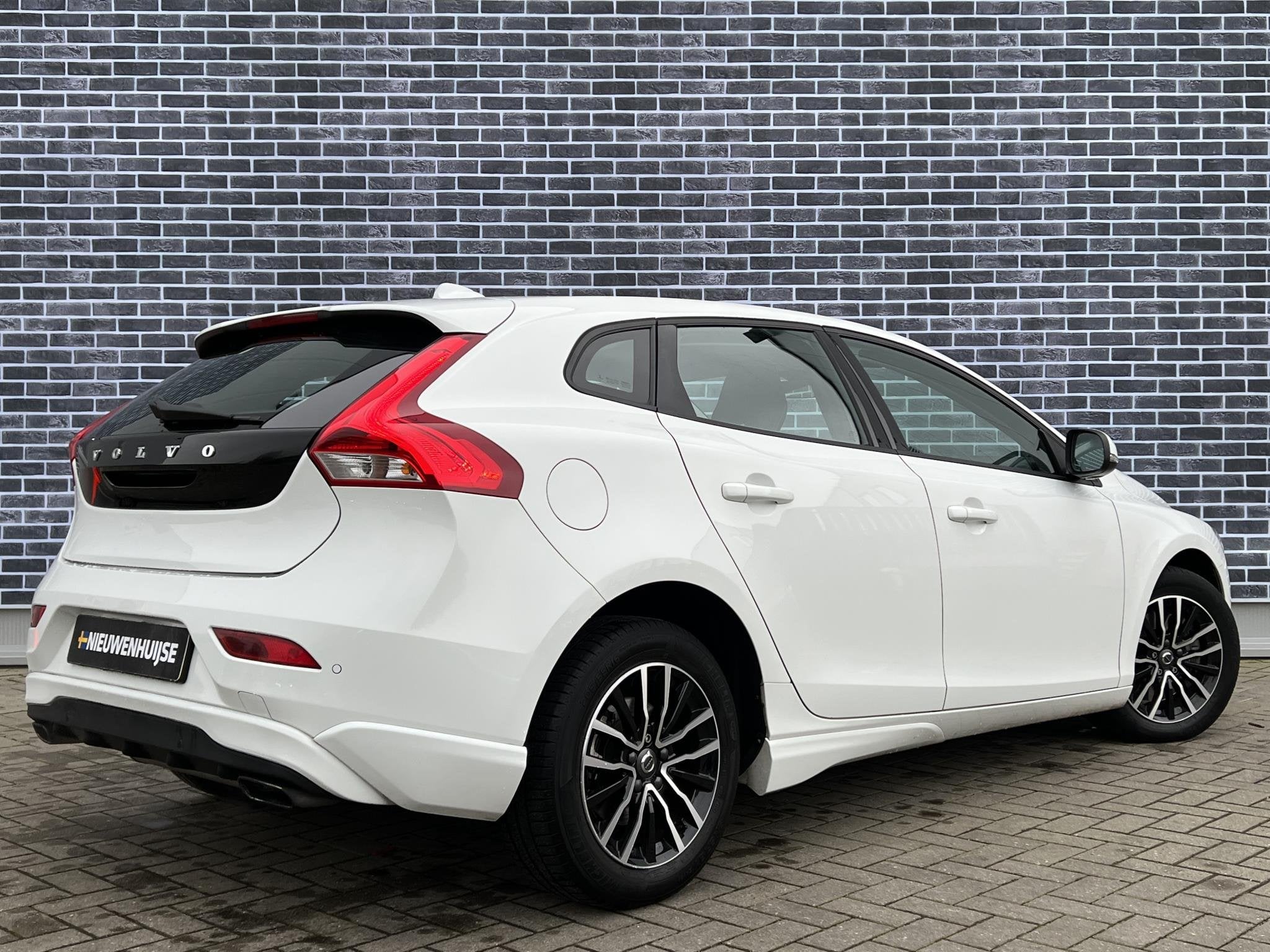 Volvo V40 T2 Nordic+ | Automaat | Navigatie | Cruise Control, 12 maanden, Euro 6, 4 cilinders, Leder en Stof
