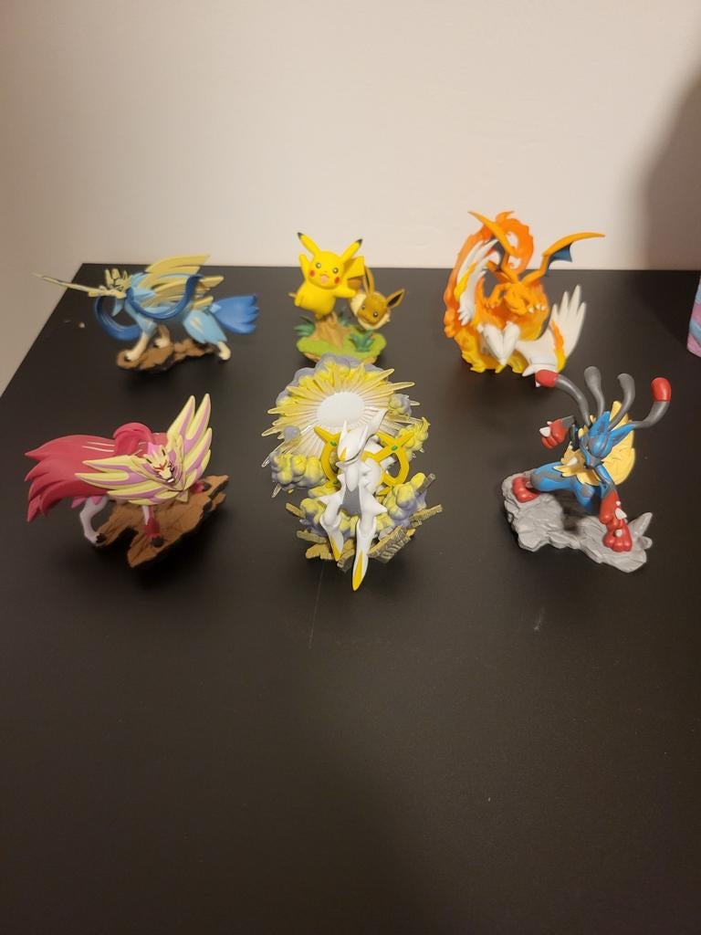 Pokemon 6 figurs pikachu,eevee,charizard,lucario,reshiram,za, Verzamelen, Ophalen of Verzenden, Zo goed als nieuw
