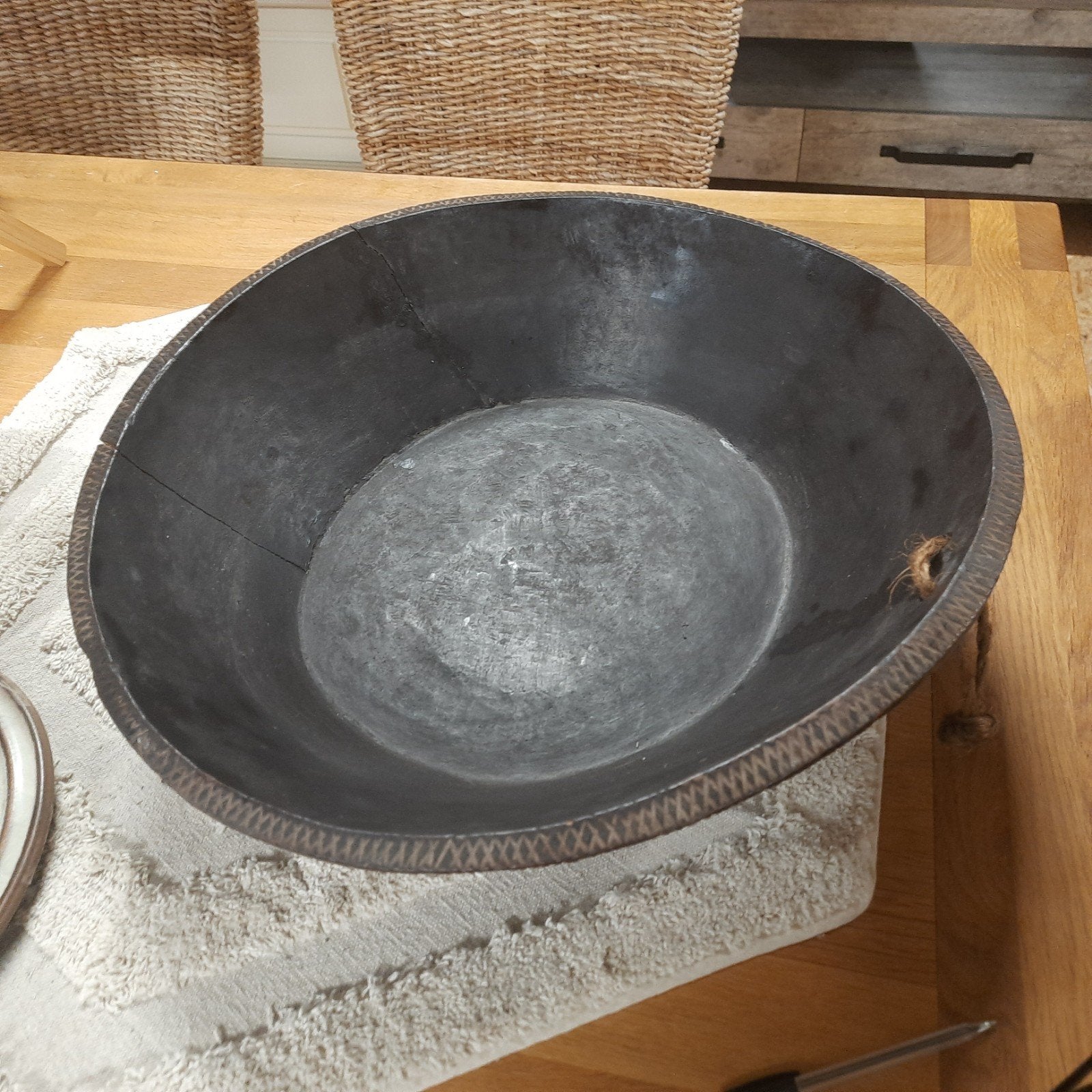 Antieke handgesneden Oosterse houten kom met decoratie, Ophalen of Verzenden