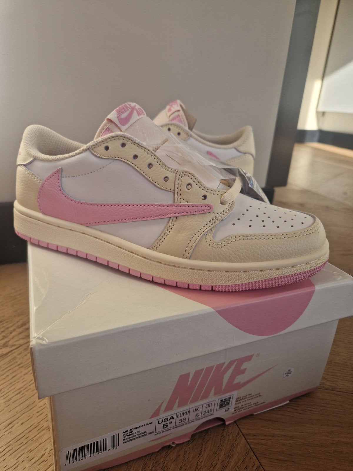Nike Air Jordan 1 Low Travis Scott Shy Pink maat 37,5, Ophalen, Nike, Nieuw, Sneakers of Gympen