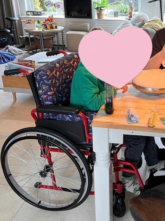 Rolstoel met dinokussens. Geschikt voor kind vanaf maat 128, Diversen, Ophalen, Duwrolstoel