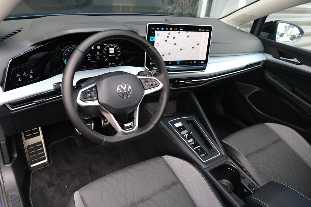 Volkswagen Golf 8.5 1.5 eTSI 115PK DSG Goal Edition Pano Nav, Zwart, 4 cilinders, Lichtsensor, Blauw