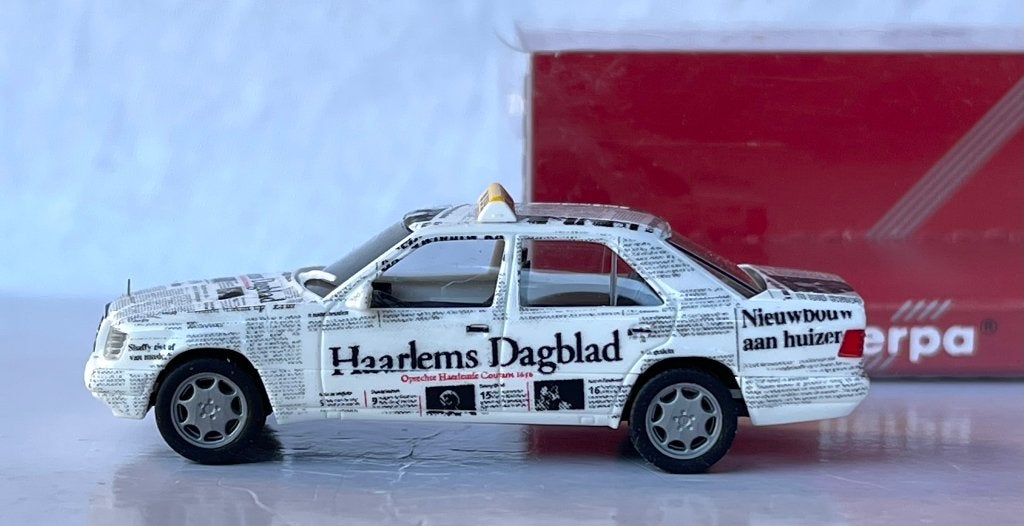 Herpa: Mercedes-Benz E 320 Taxi "Haarlems Dagblad", Ophalen of Verzenden, Zo goed als nieuw, Auto, Herpa