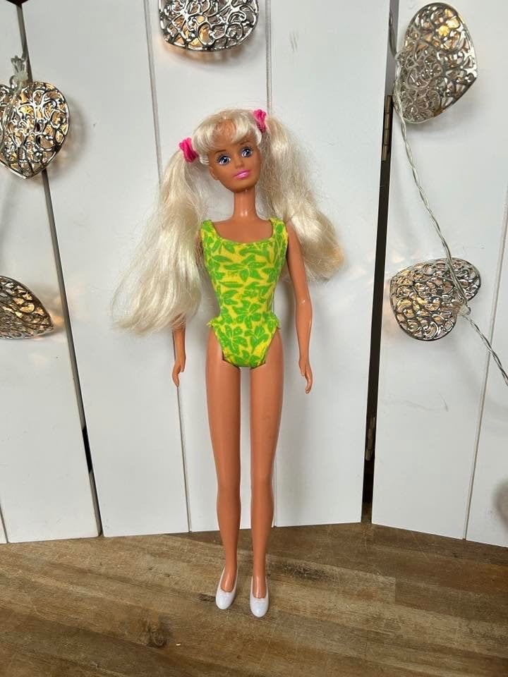 Vintage Hasbro Sindy Pop - Jaren 90 met Badpak en Jurk, Ophalen of Verzenden, Gebruikt, Pop