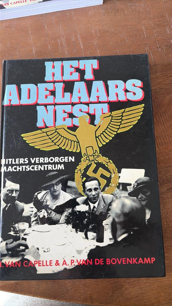 Het Adelaarsnest: Hitlers Verborgen Machtscentrum, Boeken, Ophalen of Verzenden, Algemeen, Tweede Wereldoorlog, Gelezen