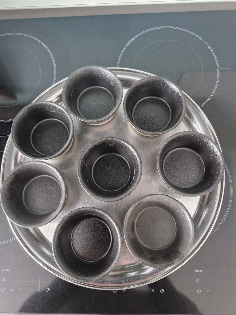 8 aardewerken bakjes zwart/crèmekleurig, Ophalen of Verzenden, Zo goed als nieuw, Modern, Kop(pen) en/of Schotel(s)