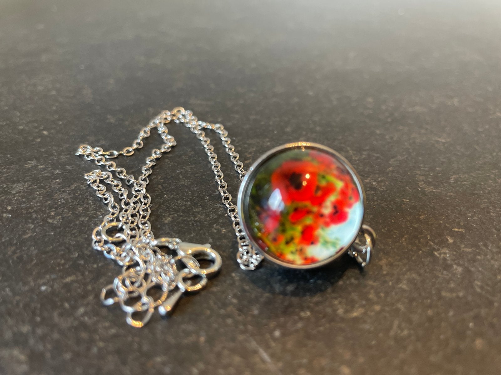 Zilverkleurige ketting met rode bloemen hanger, Nieuw, Ophalen of Verzenden, Zilver, Overige materialen