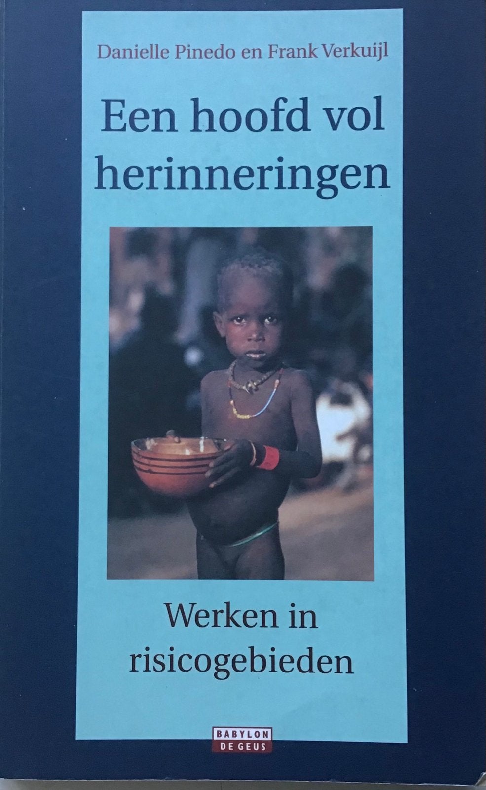 Een hoofd vol herinneringen - Werken in risicogebieden, Ophalen of Verzenden, Zo goed als nieuw