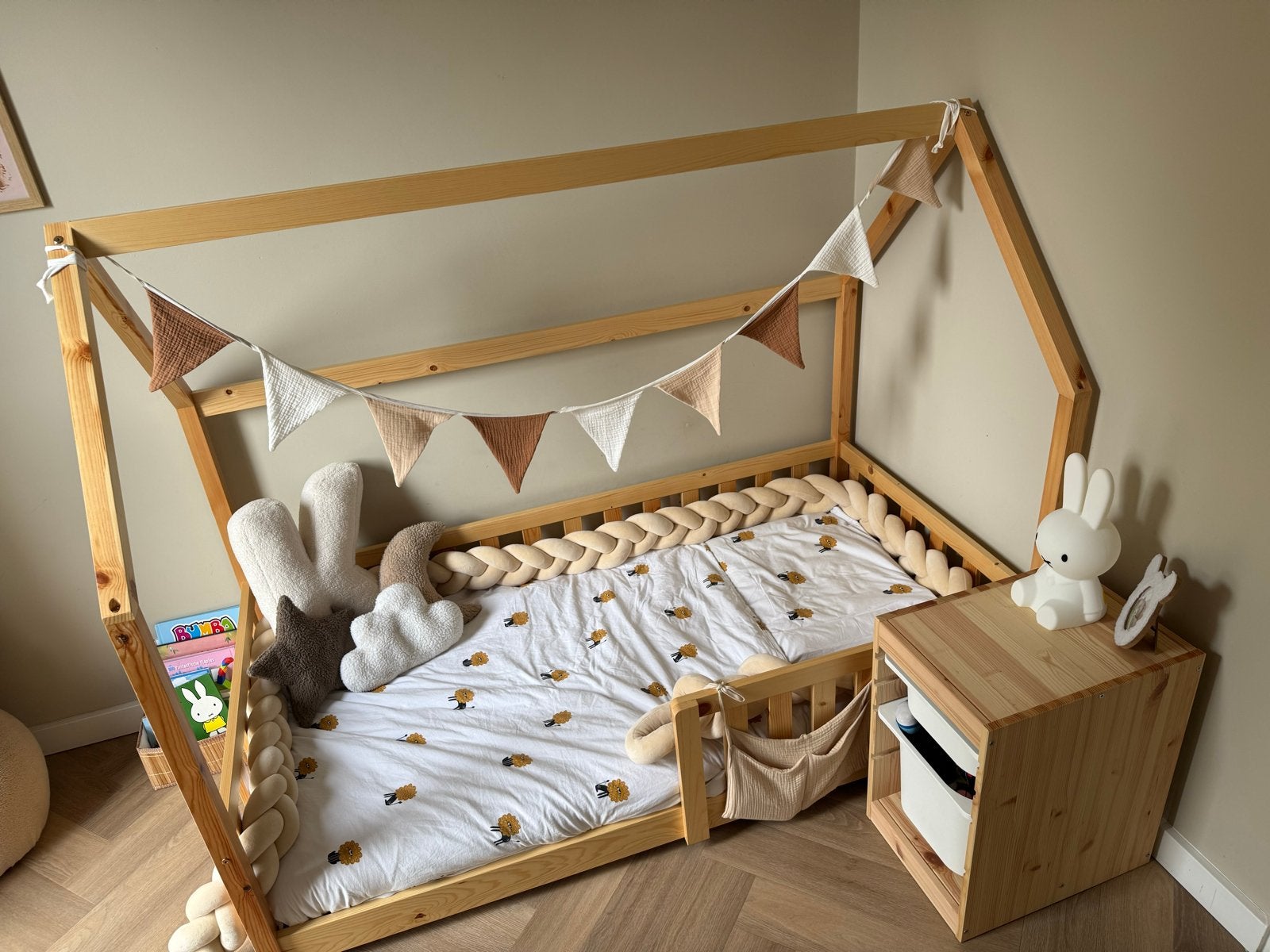 Huisje peuterbed incl nachtkastje matras bedbumper etc, Kinderen en Baby's, Kinderkamer | Bedden, 70 tot 85 cm, Zo goed als nieuw