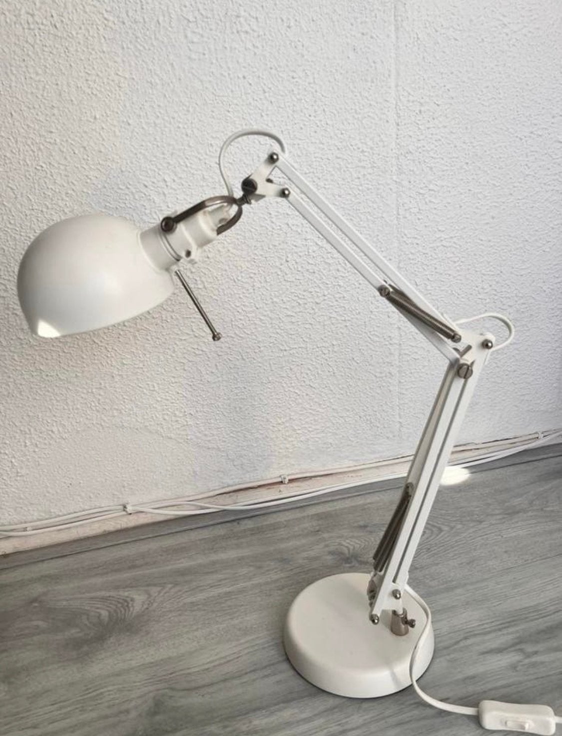 Witte IKEA bureaulamp - Verstelbaar en functioneel, Ophalen, Zo goed als nieuw, Minder dan 50 cm