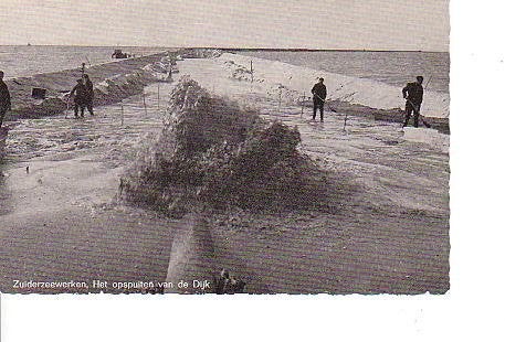 Ansichtkaart 	Zuiderzeewerken	Opspuiten van de dijk, Verzenden, 1940 tot 1960, Ongelopen, Flevoland