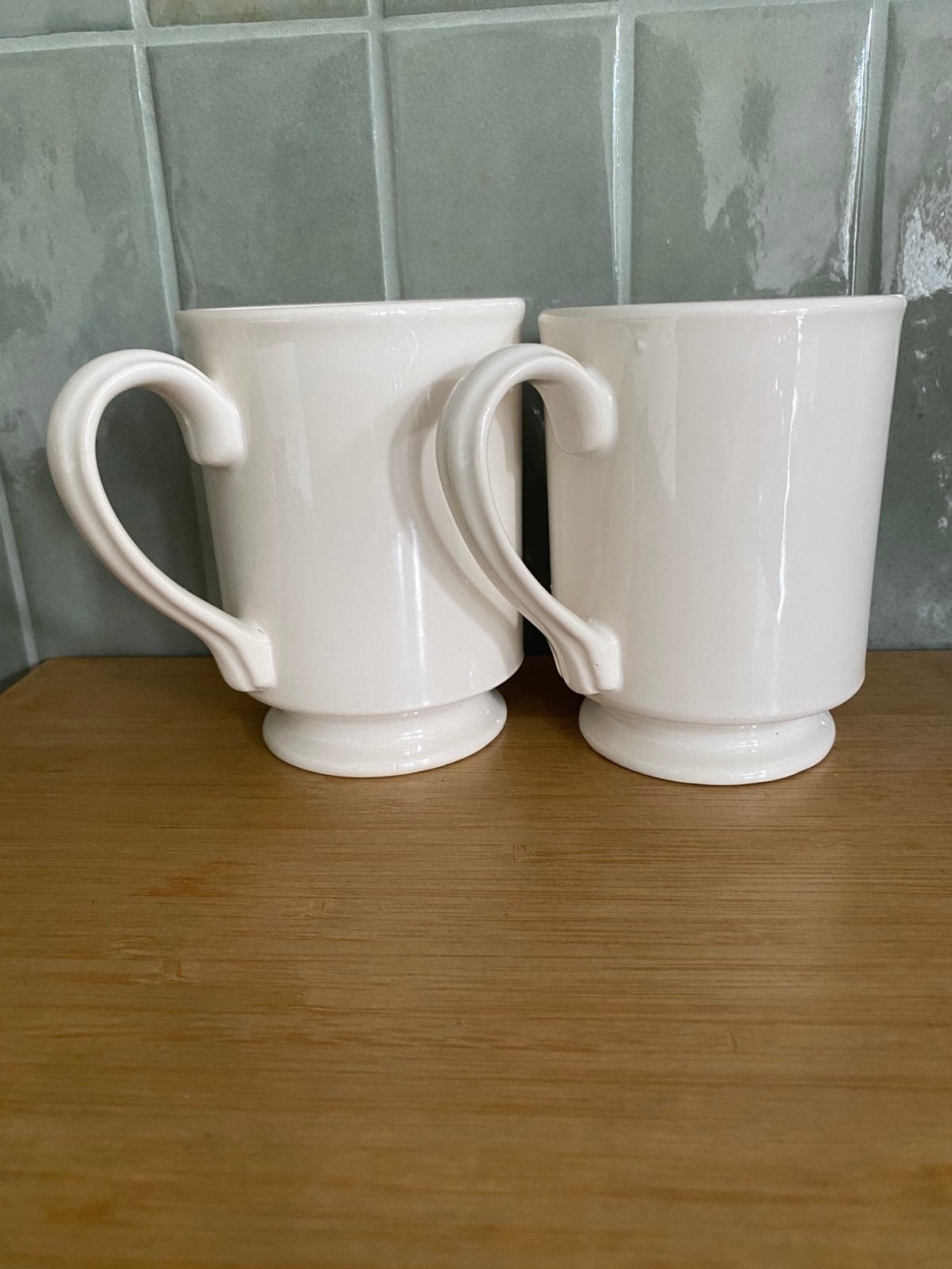 Vintage witte crème porseleinen mokken van FPC England, Ophalen of Verzenden, Porselein, Overige stijlen, Kop(pen) en/of Schotel(s)
