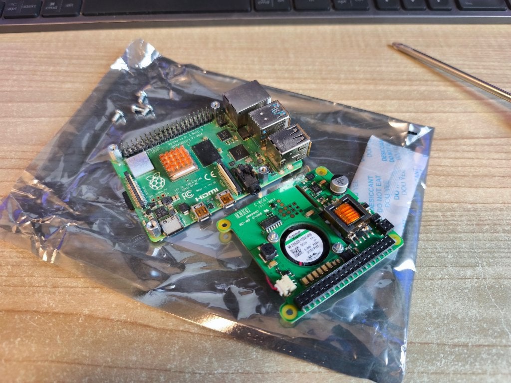 Raspberry Pi 4 Model B (4GB) + PoE HAT & Case, Computers en Software, 64 GB, Minder dan 2 Ghz, Ophalen of Verzenden, Zo goed als nieuw