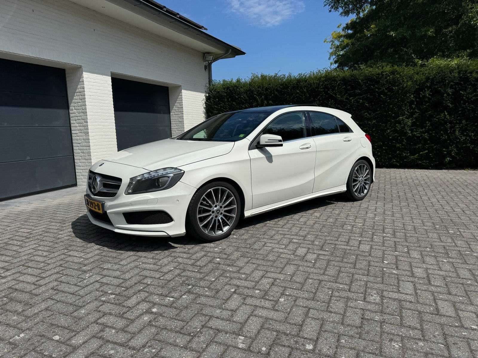 Mercedes A180 CDI Ambition 2x AMG Line 2e eigenaar WEINIG KM, Zwart, 4 cilinders, Stoelverwarming, Wit