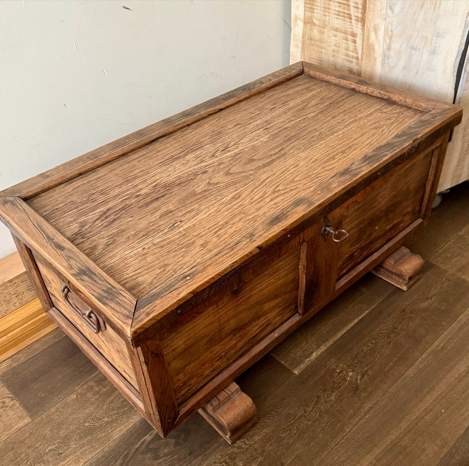 Antieke eikenhouten dekenkist met sleutel en fraai patina, Ophalen, Gebruikt, 100 tot 150 cm, Eikenhout