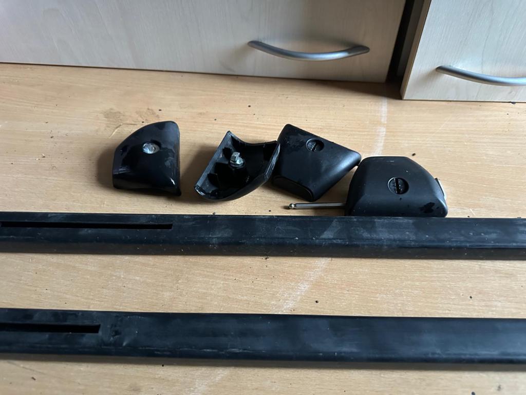 Te koop aangeboden universele dakdragers voor dakrails, Auto diversen, Dakdragers, Ophalen, Zo goed als nieuw