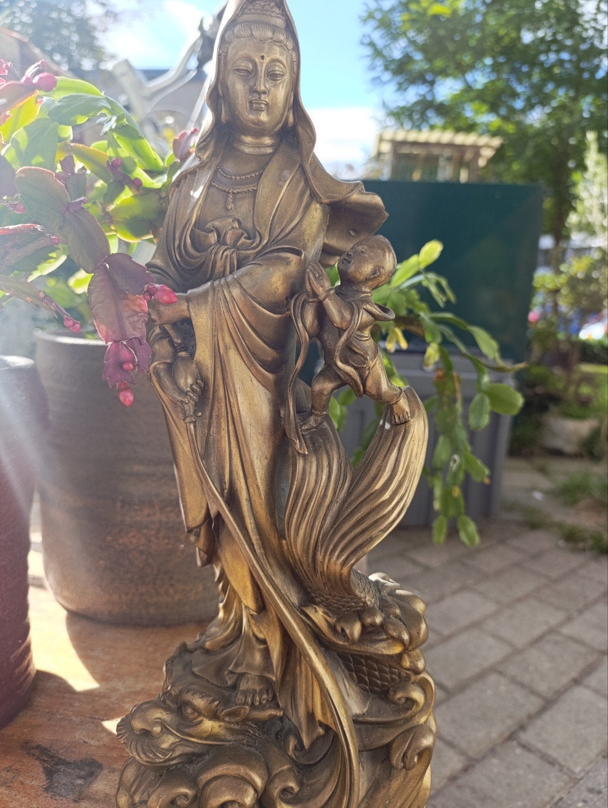 Bronzen beeld van Kuan Yin met kind, Ophalen of Verzenden, Brons, 20 - 50 cm, Goud